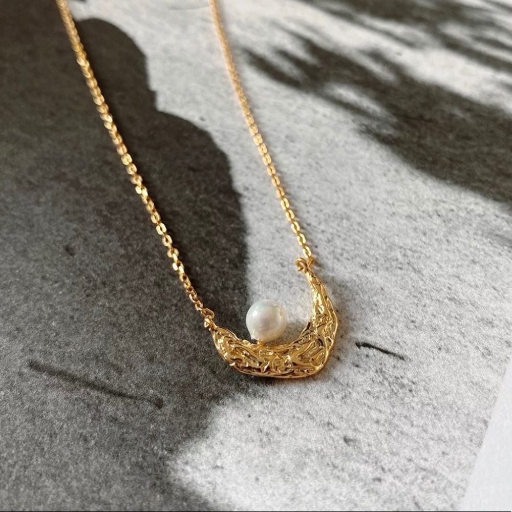 🆕Half Moon Freshwater Pearl Necklace🆕 - Picture 3 of 8
